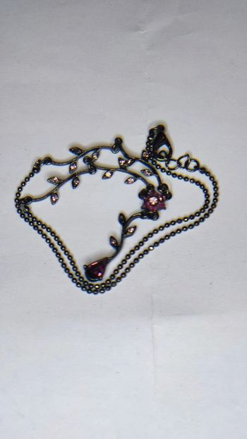 Joli collier en métal noir pierre violette