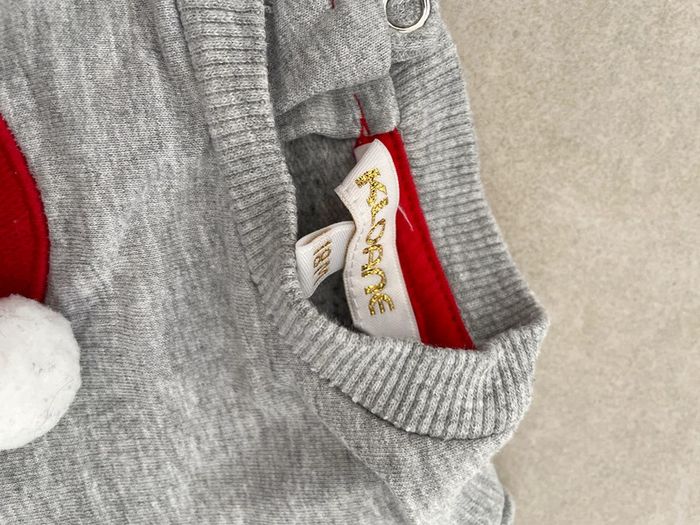 Pull de noël 🎅🏻 garçon 18 mois gris avec tête de père Noël en relief - photo numéro 4