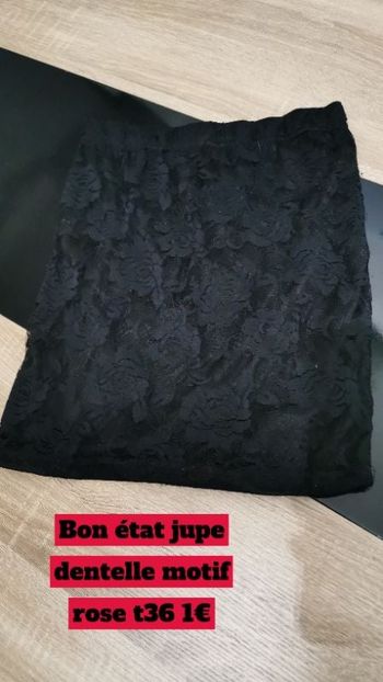 Jupe dentelle noir motif rose