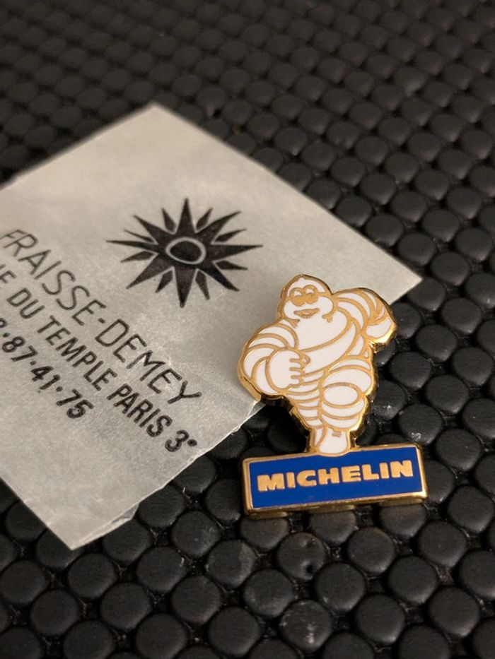 Pin's Bibendum Michelin signé Fraisse