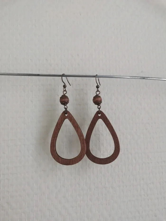 Boucles d'oreilles en bois brun forme goutte - photo numéro 2