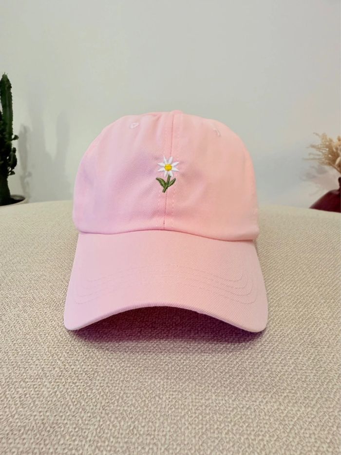 Casquette rose claire à fleur brodée