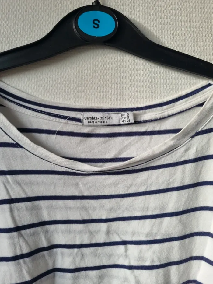 top court a nouer blanc rayé bleu bershka - photo numéro 5