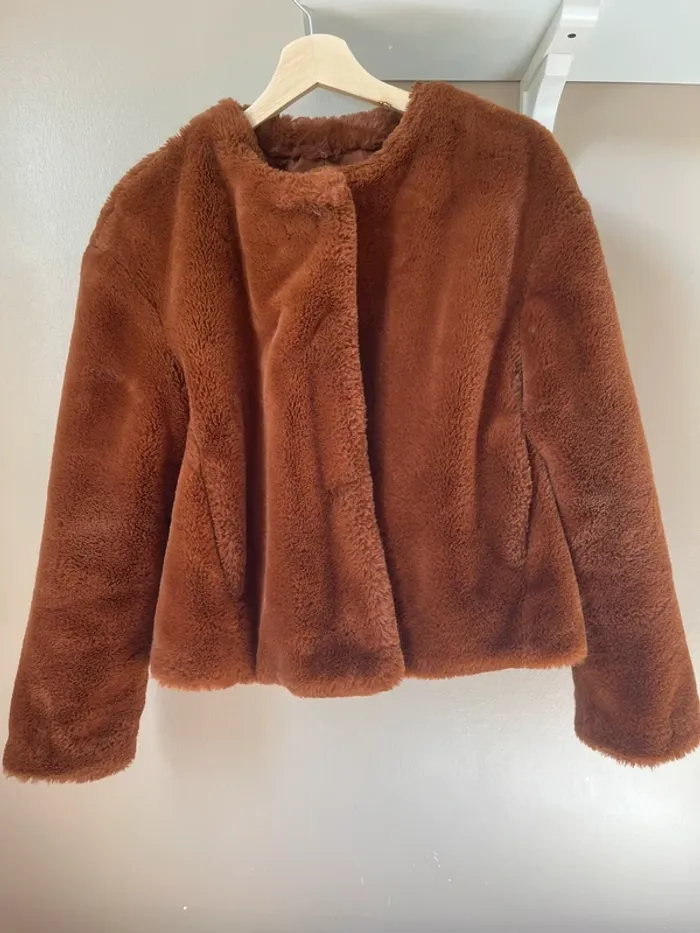 Manteau court fourrure marron caramel