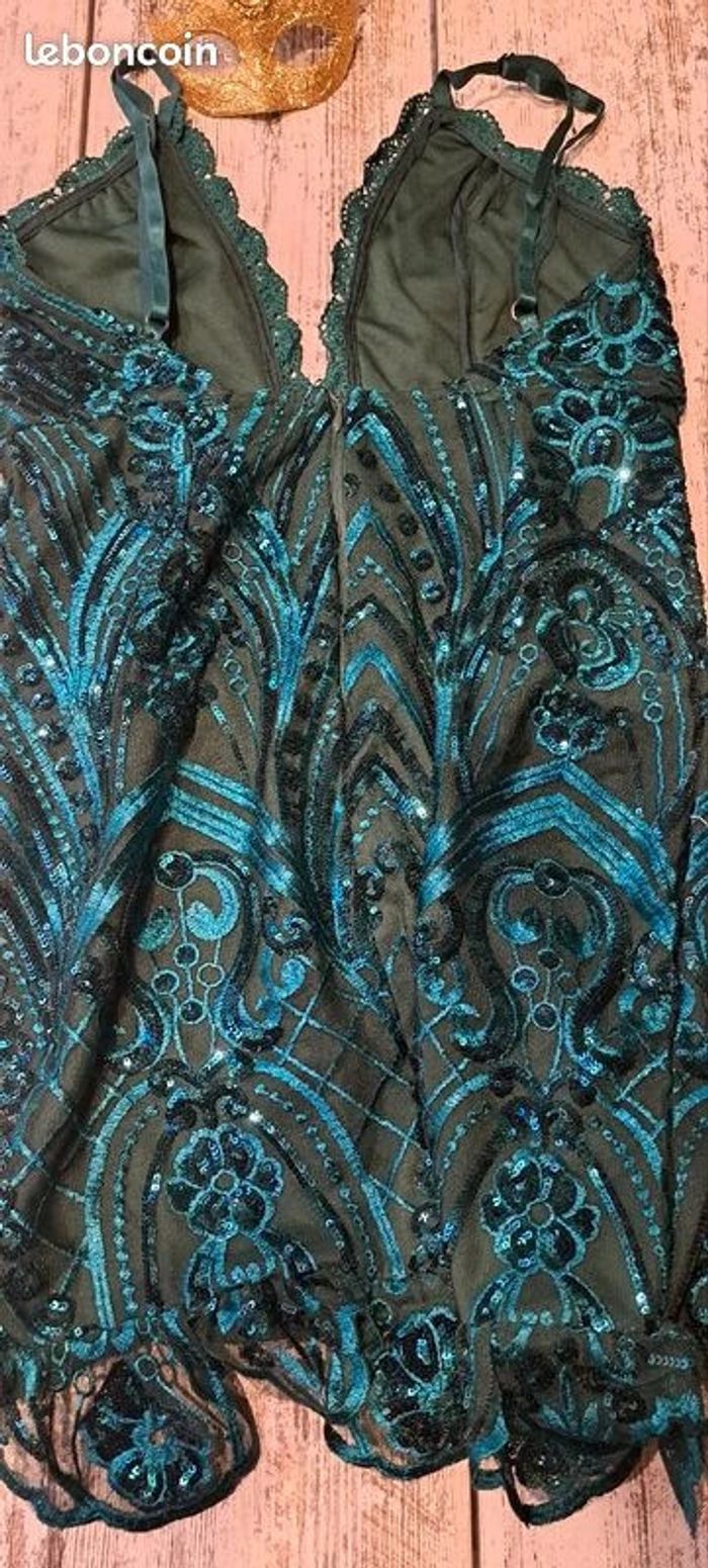 Robe moulante vert émeraude à sequins et ourlet dentelle volanté - photo numéro 3