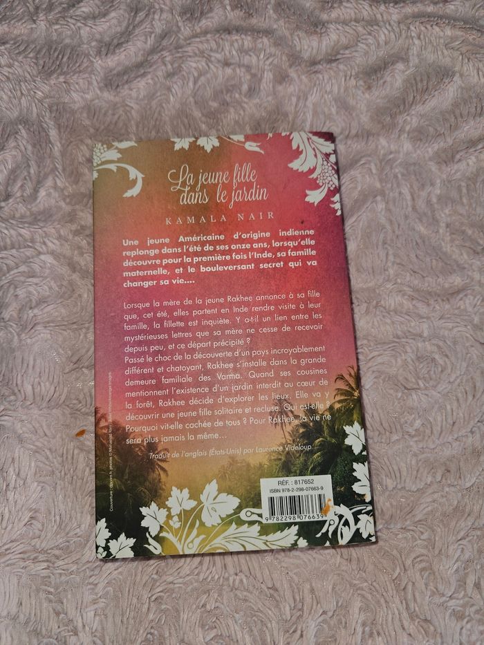 Livre la jeune fille dans le jardin - photo numéro 2