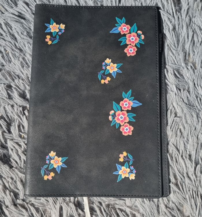 Protège cahier noir à fleurs style cuir