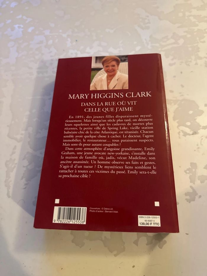 Livre dans la rue où vit celle que j’aime - mary Higgins Clark - photo numéro 4