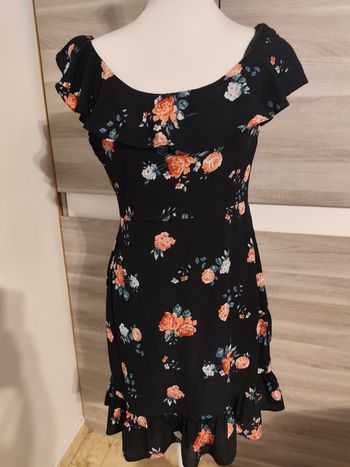 Robe femme noire fleurie – Taille 38 – Très bon état