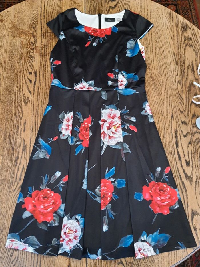 Jolie Robe Paola! Taille be fr 38 noir fleuries - photo numéro 11