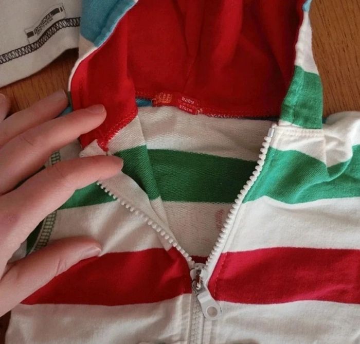 Lot de 1 t-shirt manches longues et 1 veste à capuche zippée taille 1 an en très bon état - photo numéro 3