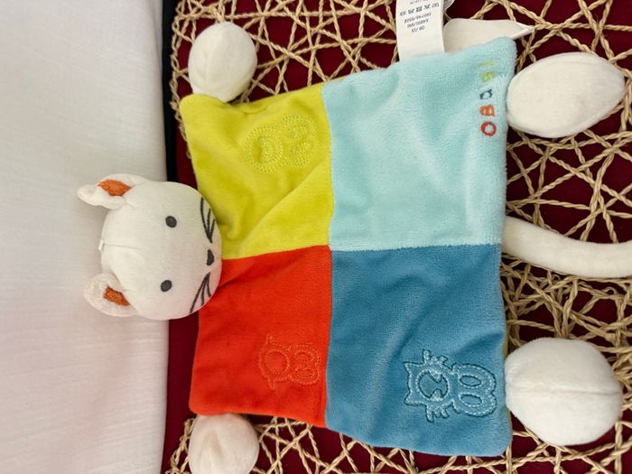 Doudou plat chat blanc bleu vert rouge OBAIBI - photo numéro 4
