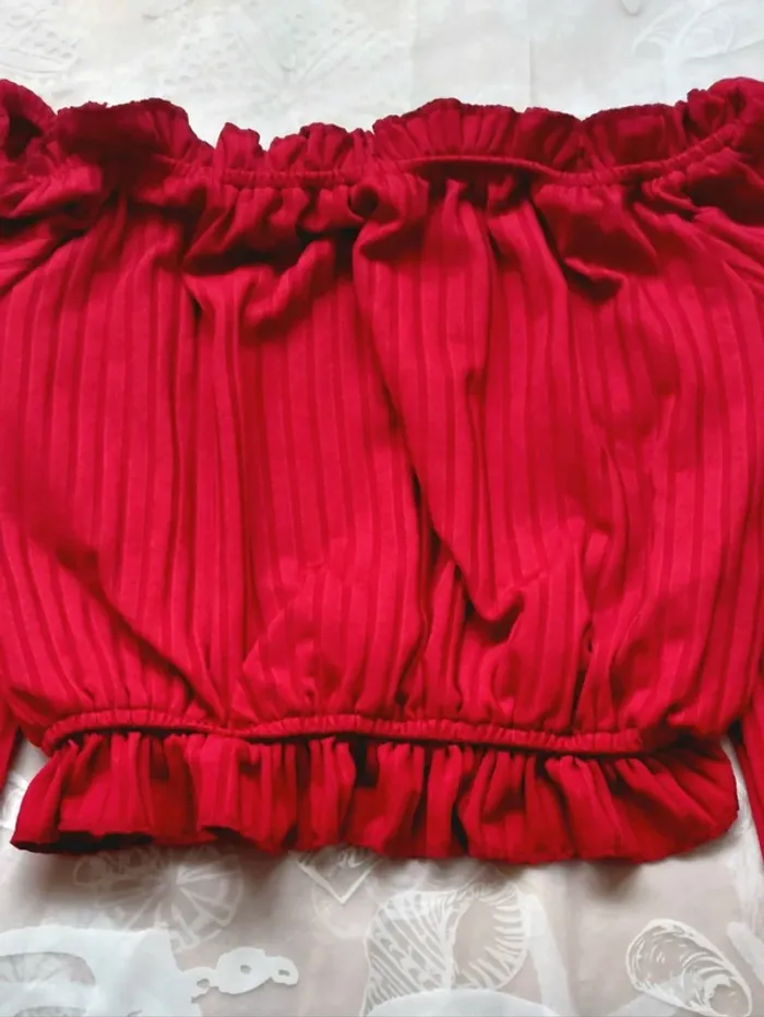 Haut court Crop top côtelé rouge - Manches longues et col volanté - photo numéro 2