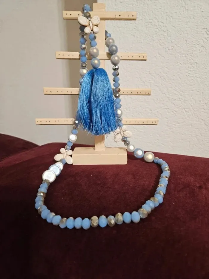 Collier vintage perles bleues et pompon – Élégance bohème chic