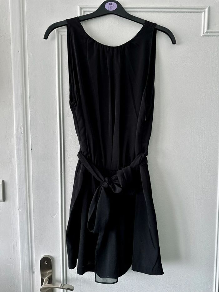 Combishort sans manches dos ouvert avec ceinture noir taille XS ZARA