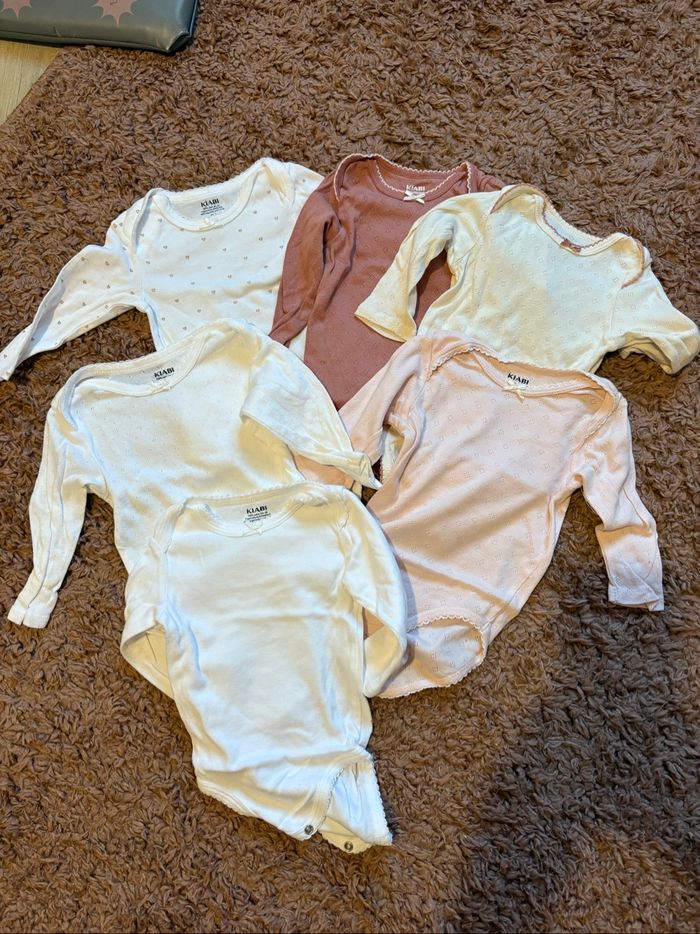 Lot bodys bébé fille 9 mois