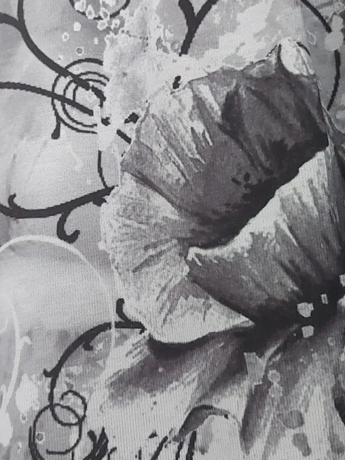 T-shirt imprimé floral noir et blanc - photo numéro 2
