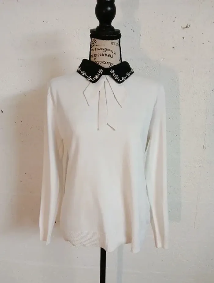 🤍 Pull blanc col noir décoré – Miss Sara – Taille 40/42 – Bon état