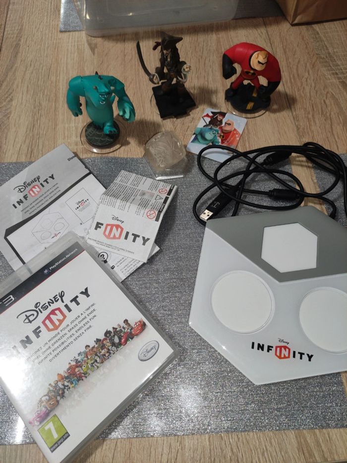 Jeu Disney Infinity pour PS3 et ses 3 figurines et un objet