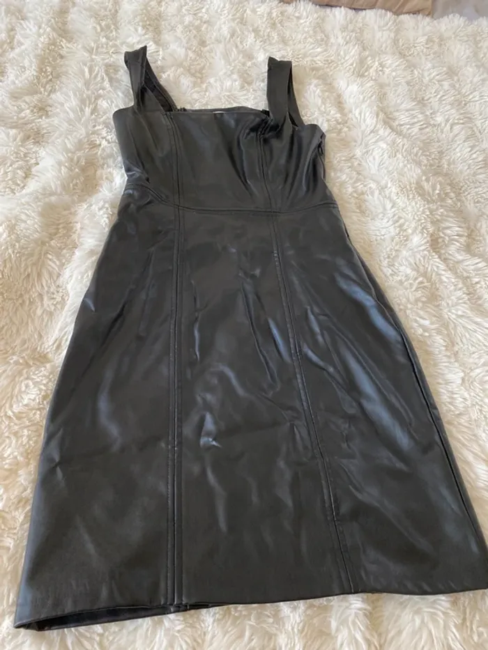 Jolie robe noire en simili cuir Pimkie taille 32 - photo numéro 2