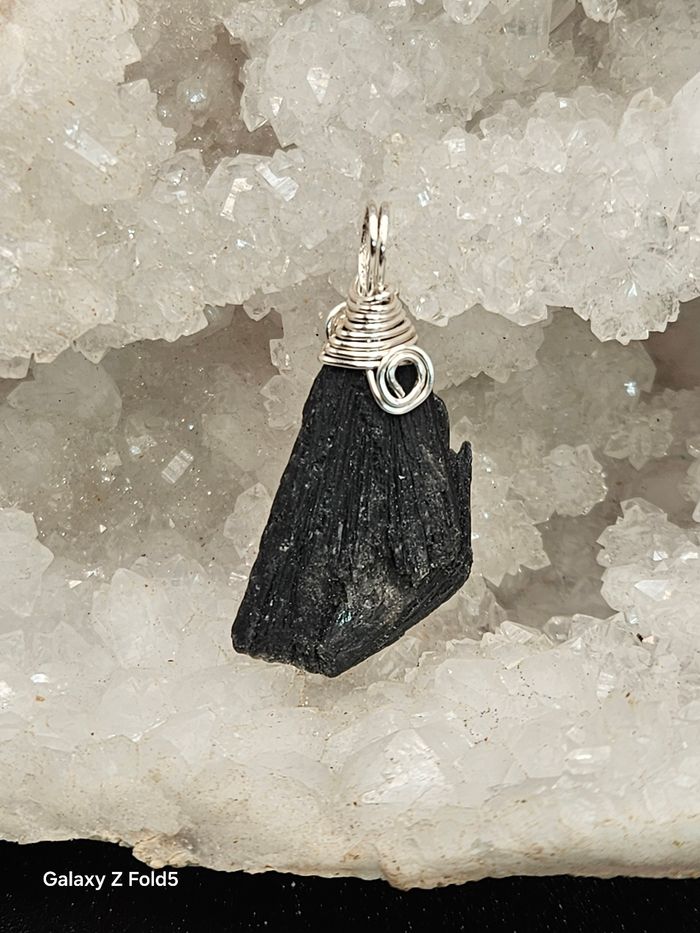 Pendentif en kyanite noire 🤩 - photo numéro 2