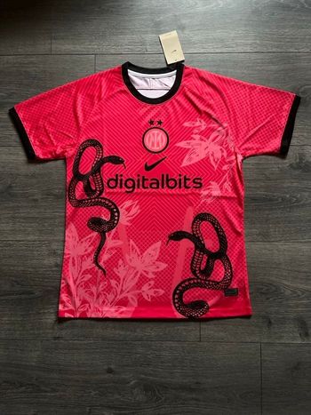 Maillot de football inter Milan taille L tout neuf avec étiquette jamais porté couleur rouge et noir 