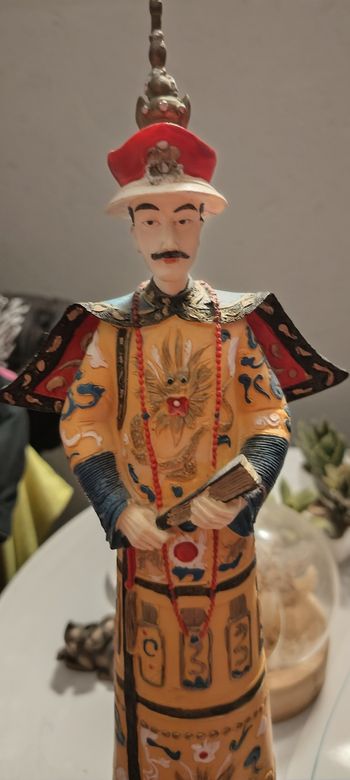 Jolie Statuette d'un empereur chinois 