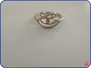 Bague argentée tendance – élégante et résistante