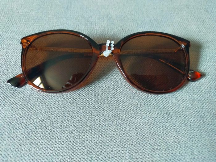Lunettes de soleil ambrées chic – Neuves