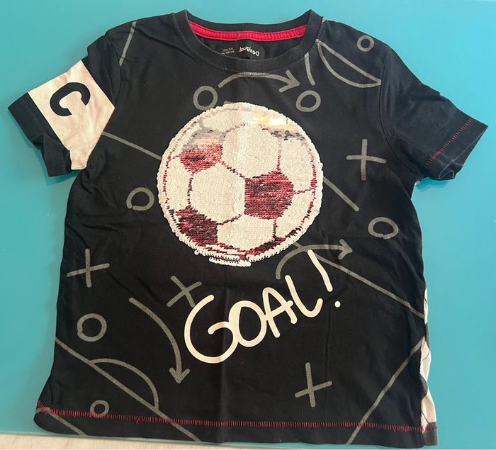 T-shirt, ballon de foot Desigual
