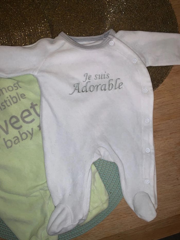 Deux pyjamas 1 mois excellent état - photo numéro 3