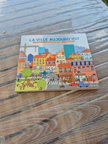 Livre dépliant la ville aujourd'hui