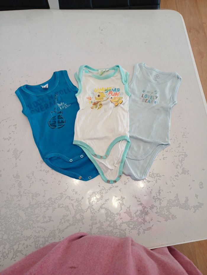 Lot 3 bodies sans manche Garçon 6 mois Disney très bon état