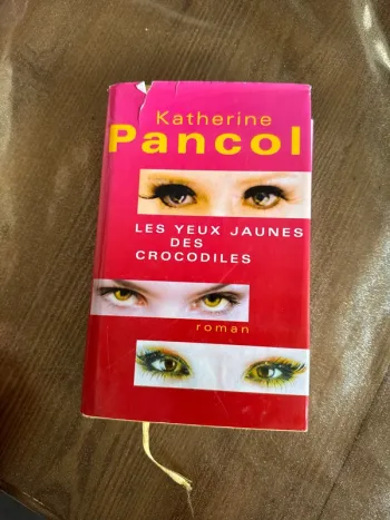 Livre les yeux, jaunes, crocodiles