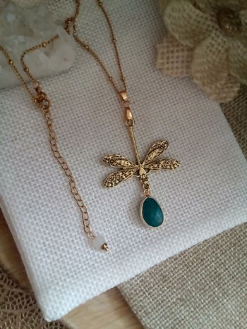 Collier libellule et sa pierre d'apatite naturelle