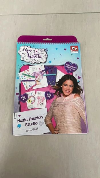 Livre pour dessiner ses casques et t-shirt