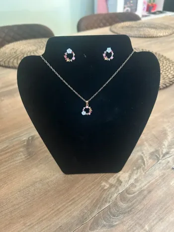 Parure collier + boucles d’oreilles fleuries fantaisie Neuve