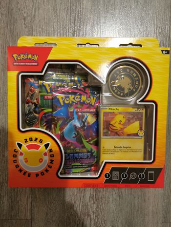 Pokémon : Collection Journée  2026 (1 Carte Promo Brillante, 1 pièce et 3 boosters Méga-Évolution Flammes Fantasmagoriques ) Neuf Non Déballé
