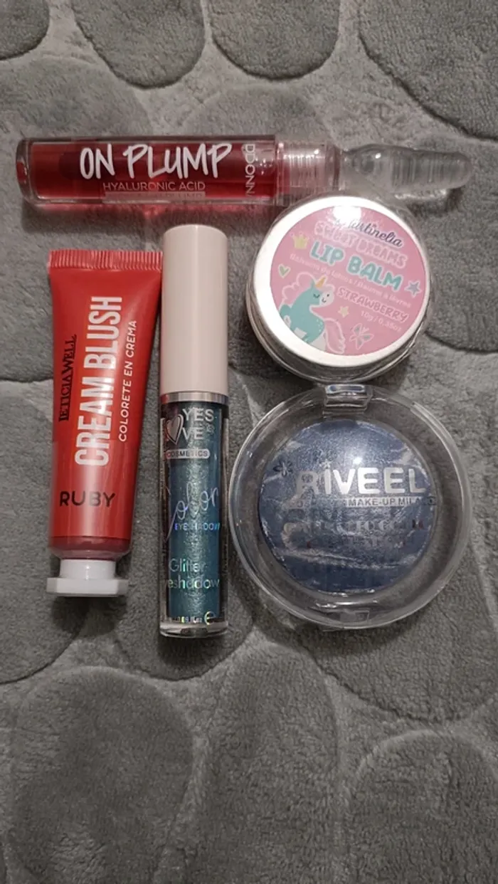 Lot 5 maquillages avec petit sac vert neuf - photo numéro 3