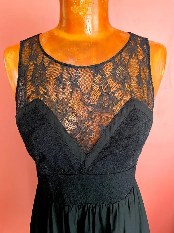 Élégante petite robe noire dentelle - photo numéro 3