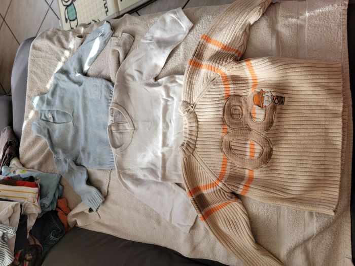 Lot hiver 3 pulls 3 jeans 18 mois garçon