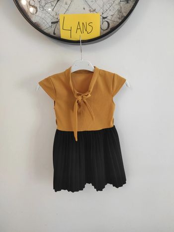 Robe jaune moutarde et noire. 4ans