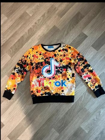 Tres jolie sweet pull fin Tik Tok taille 8 ans