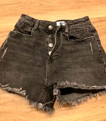 Short en jeans taille haute fermeture boutons taille 34 de marque Kiabi en tbe à 7 euros