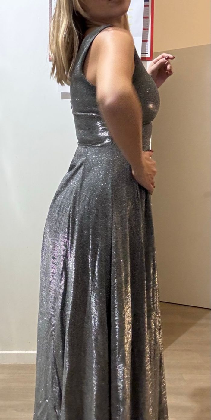 Magnifique robe argentée entièrement pailletée - photo numéro 3