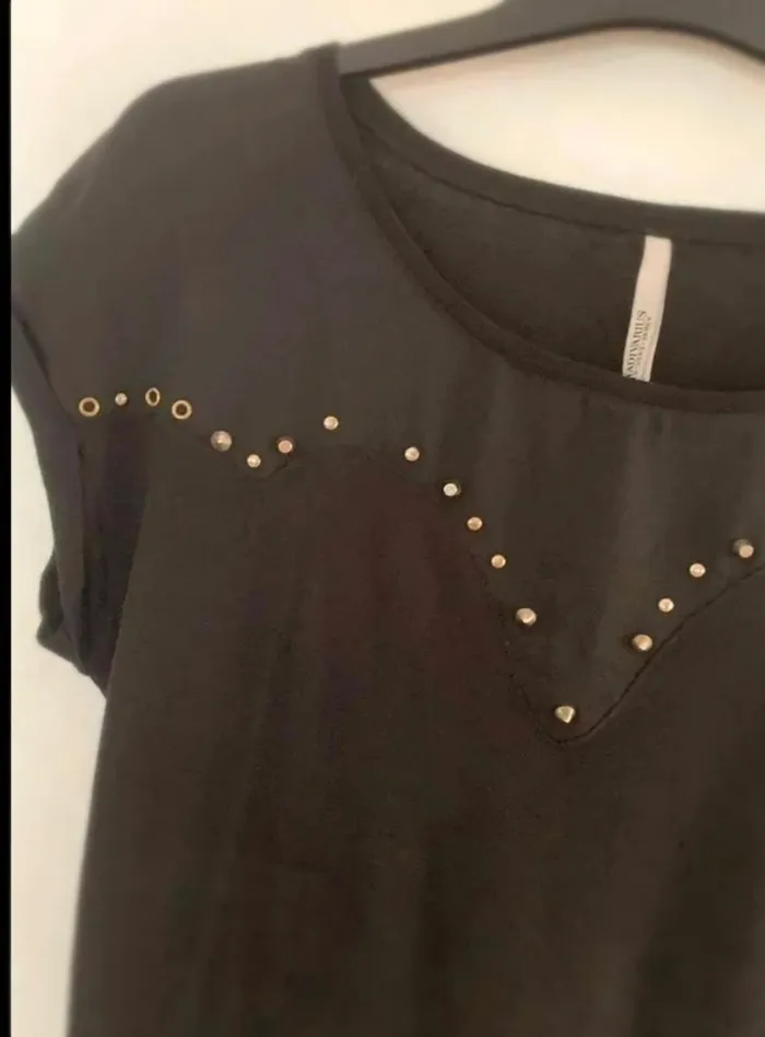 T-shirt  noir clouté  Taille S - photo numéro 2