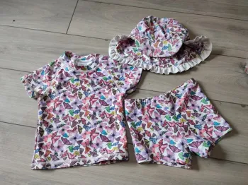 Lot maillot de bain t-shirt short papillon 6-9 mois next et casquette de bain