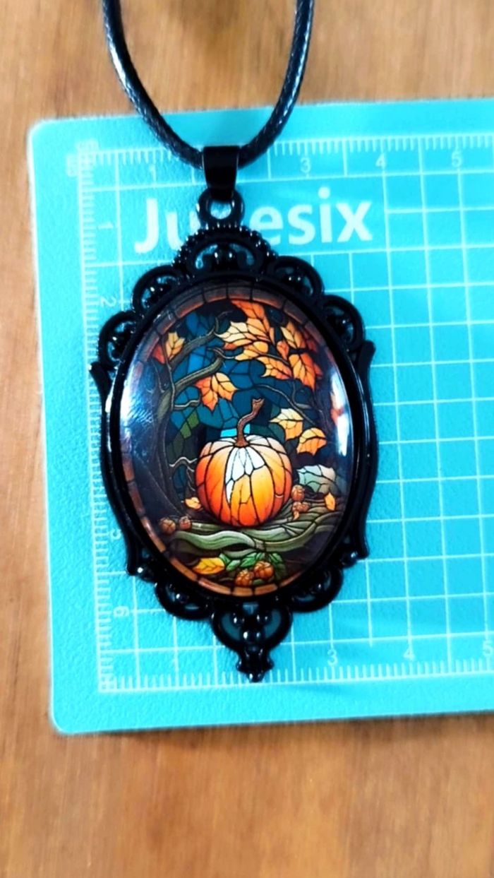 Bijoux Halloween | Collier avec pendentif ovale en résine - photo numéro 3
