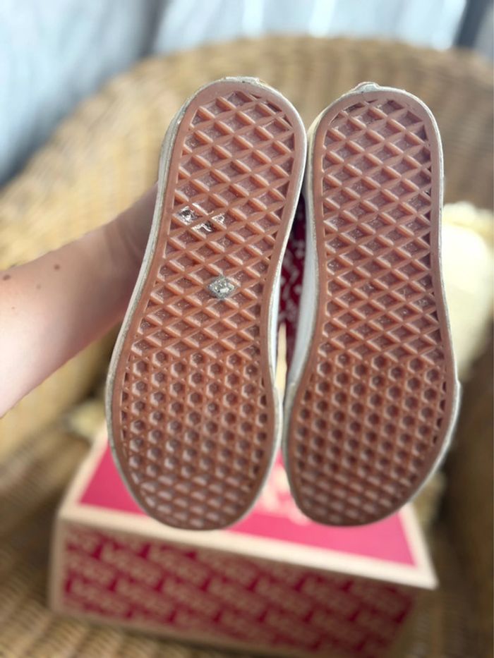 Vans Old Skool - rouge/blanc à motif - daim/cuir - en très bon état - pointure 36 - photo numéro 4