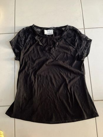 T-shirt noir avec dentelle